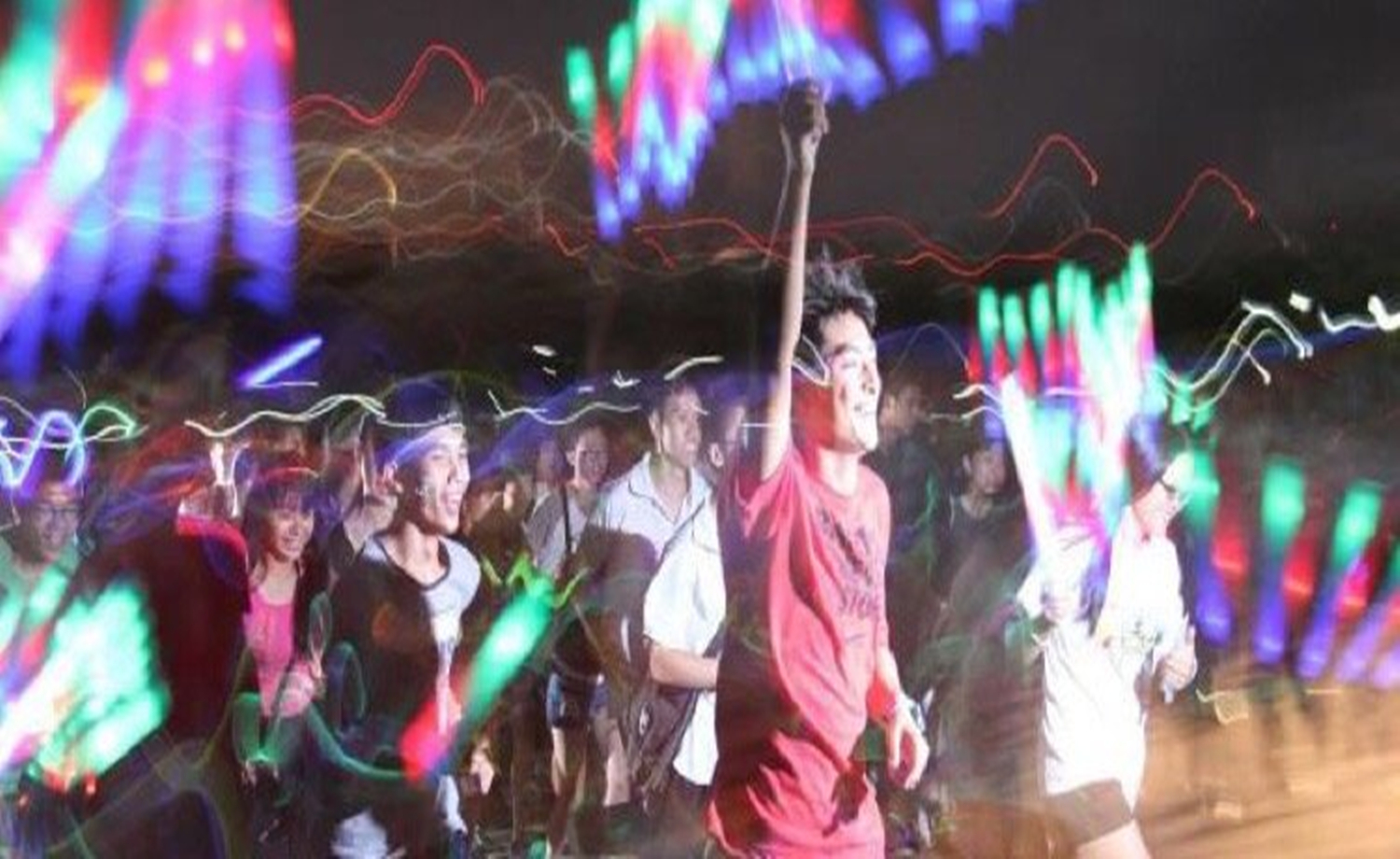 “为党庆生 炫彩之夜”新乡荧光跑