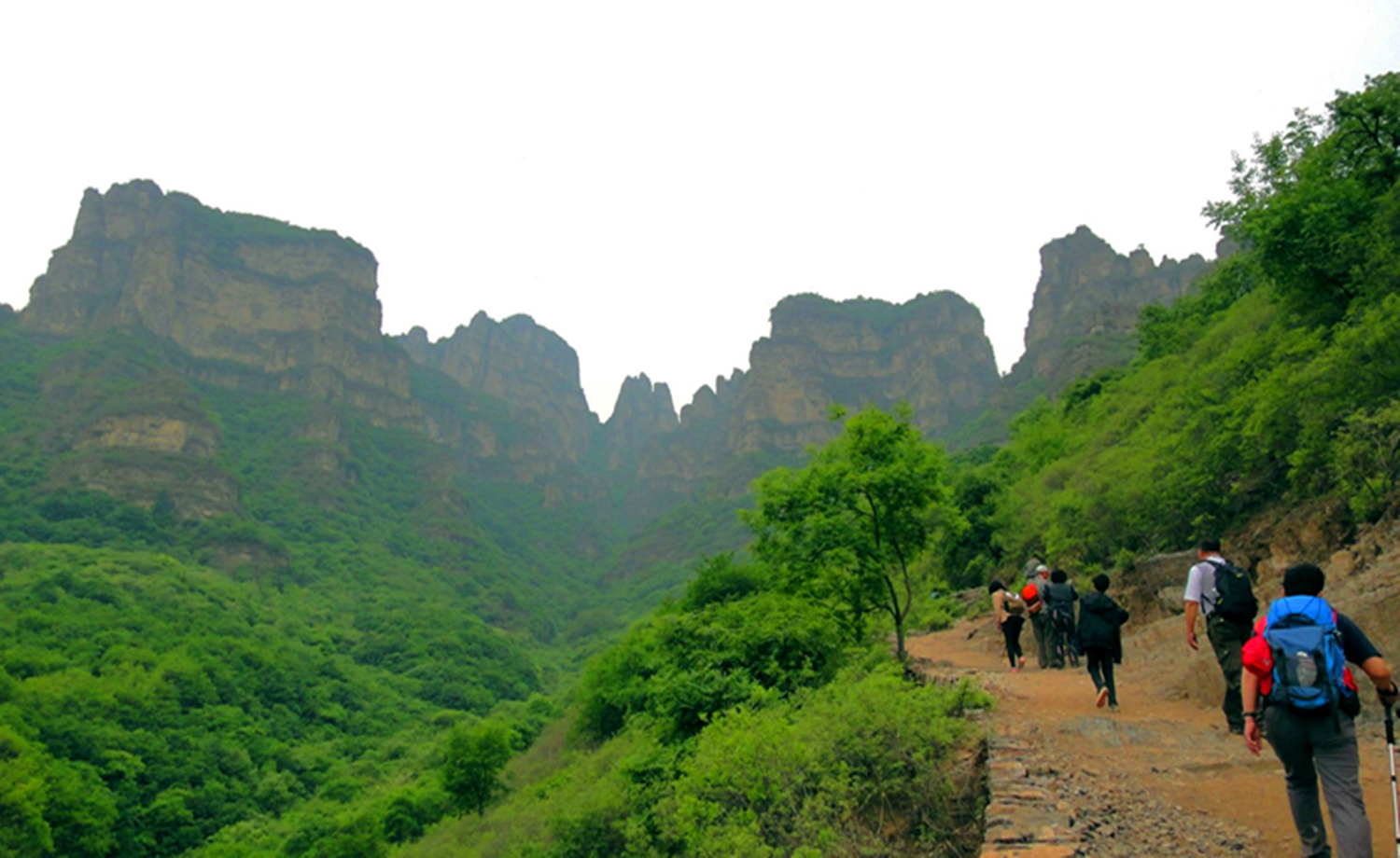 不走寻常路，去狼牙山东麓赏红叶，摘野柿子