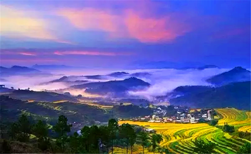 去覆厄山，登秀美山峰，赏千亩梯田，触冰川遗迹，访火山岩柱